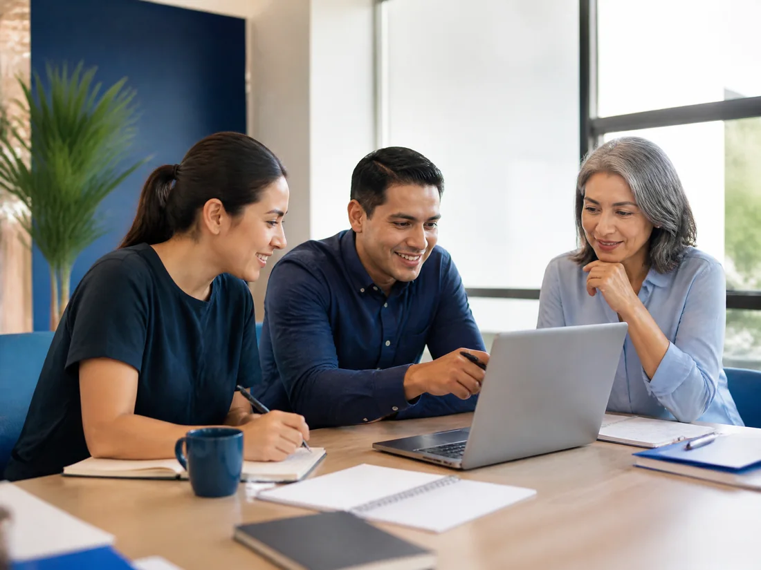 Personas colaborando en un ejercicio práctico con una computadora
