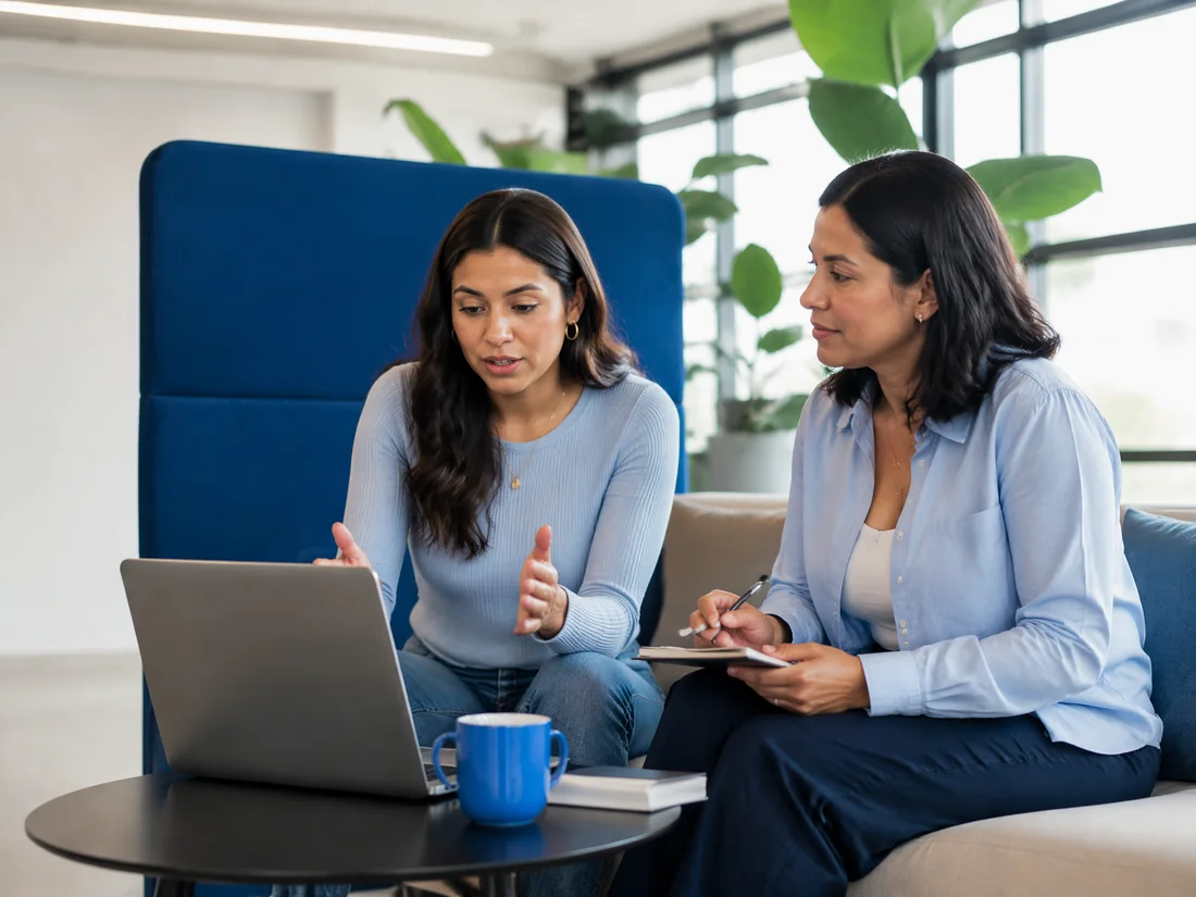 Participante practicando respuestas de entrevista con una facilitadora